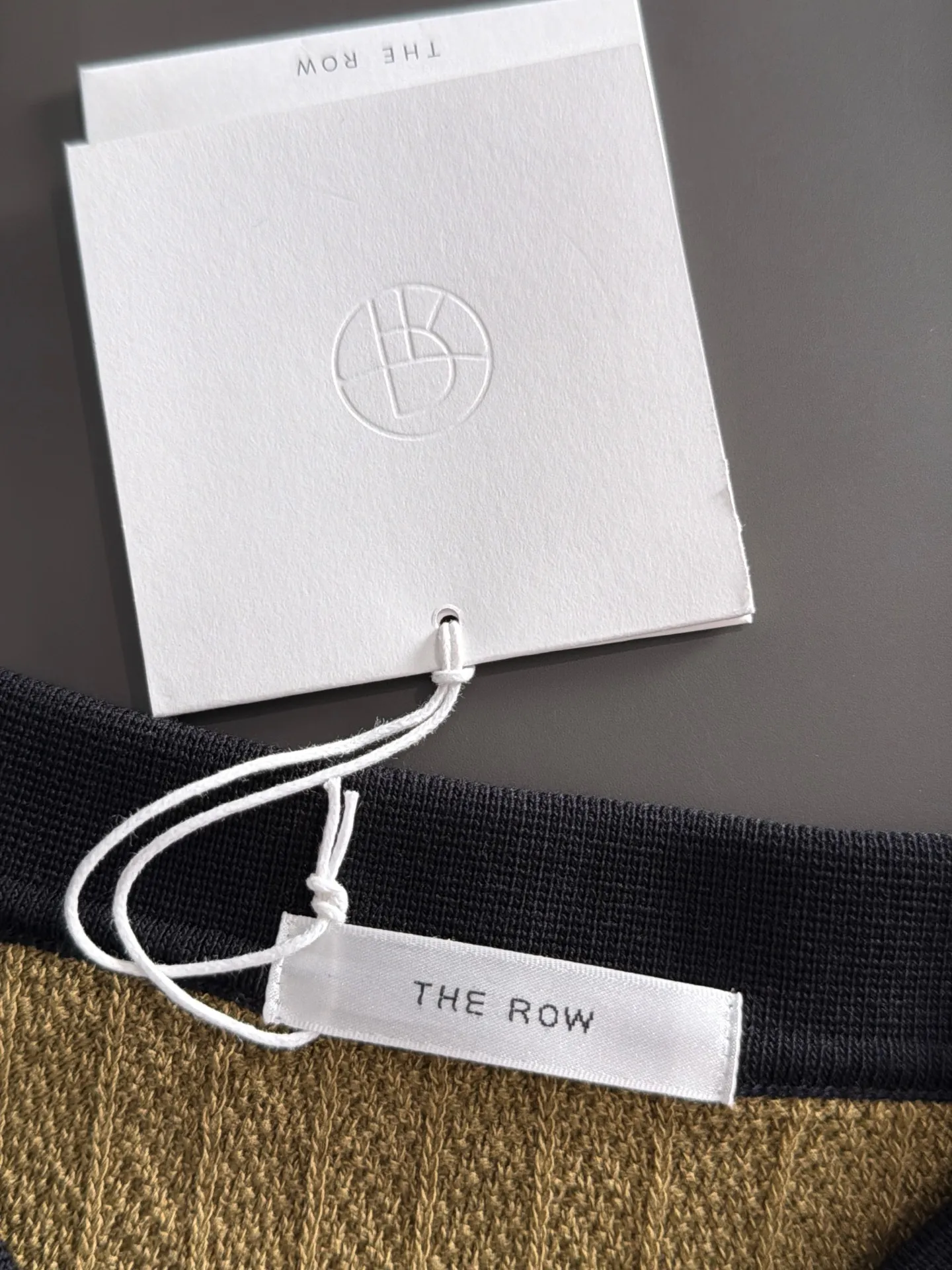 Shipping next day TR high quality - The Row 26ss New Arrival men's short-sleeved T-shirt. Like LP and BC, it belongs to the same old-money style top-notch light luxury brand. The New Arrival Original men's casual short-sleeved shirt is made of combed cotton yarn knitted imitation cotton fabric. Exclusive Premium custom-controlled raw materials. 14-needle precision knitting. The iconic waffle soul is woven. The three-dimensional texture flows with subtle light and shadow. Viewed from a distance, it is introverted. It shows when you touch it closely. It feels substantial when weighed. The upper body is also more textured than ordinary T-shirts. Fashionable Versatile Hot Sale. It is skin-friendly and comfortable to wear. Premium boutique. The upper body is made of Factory's fine workmanship. A must-have item for men. Complete with three standards. Sizes M-3XL